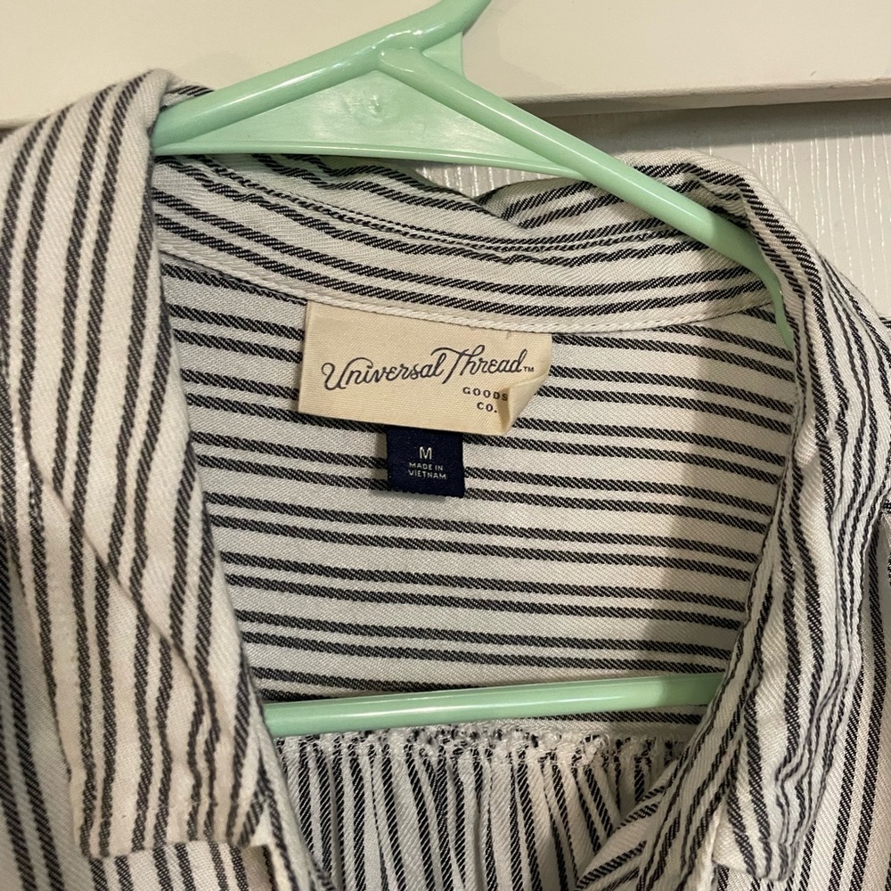 Universal Threads Button Up - Picture 2 of 3